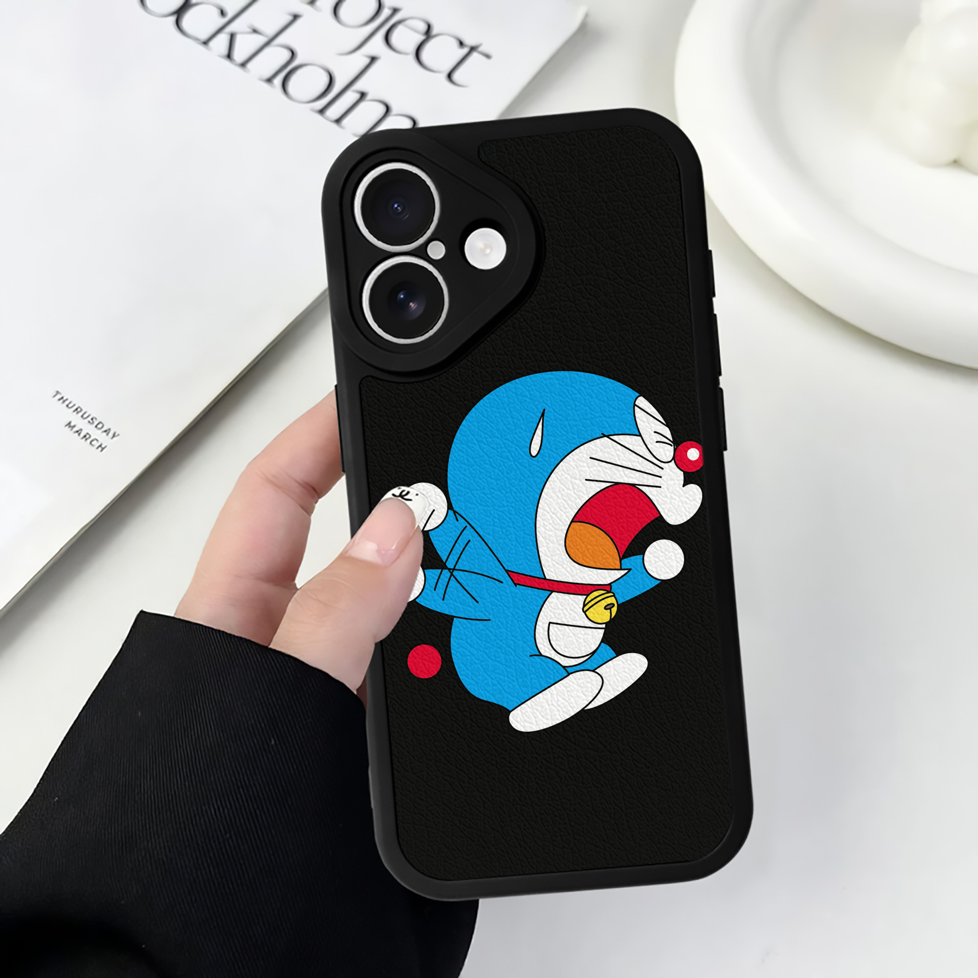 （画像用） ドラえもん Doraemon 【iPhone 16シリーズ対応】シリコンスマホケース（レザー調） 材質：シリコン